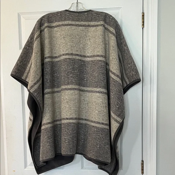 Nicole Miller Gray and Cream Poncho - Picture 4 of 4